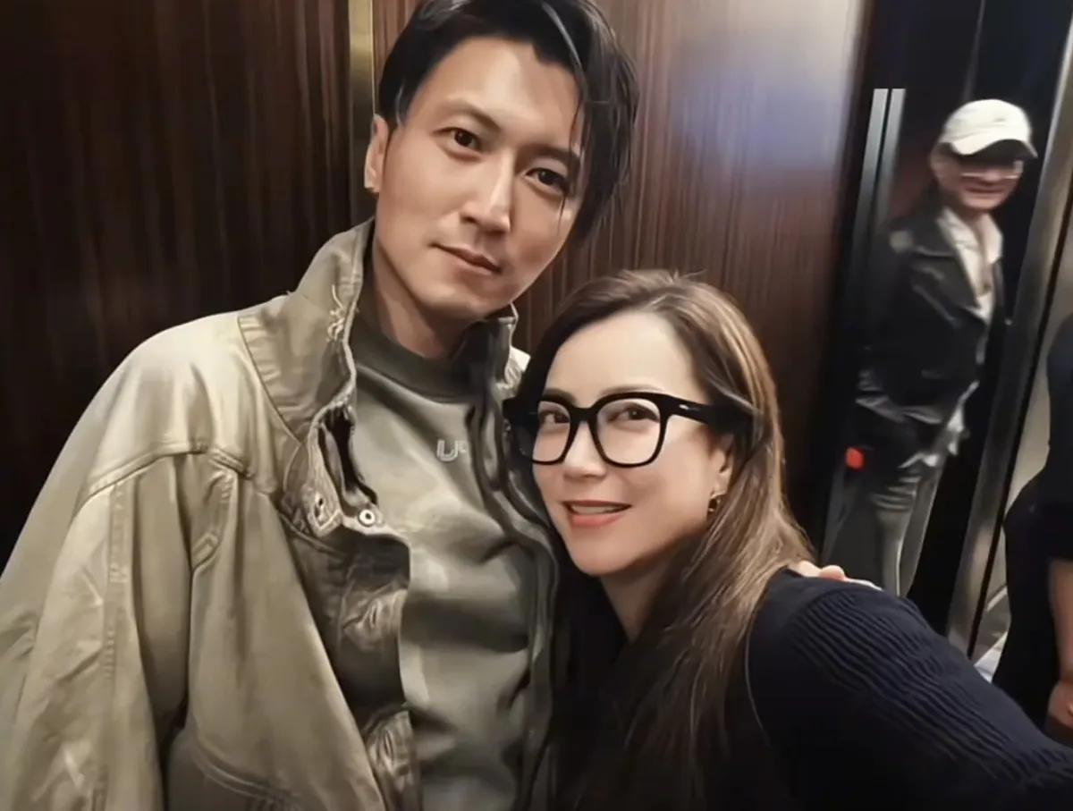 做谢霆锋背后女人23年，赴美生子，如今53岁和女儿同框成人生赢家