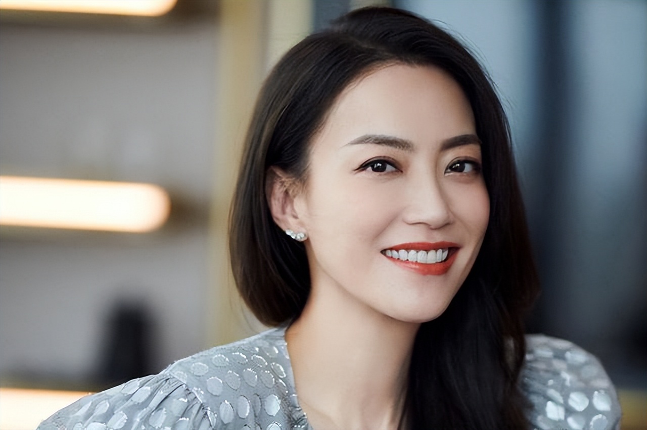 做谢霆锋背后女人23年，赴美生子，如今53岁和女儿同框成人生赢家