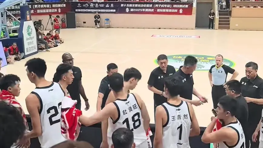 矛盾爆发！广东小将公开反抗杜锋，场边争吵不断，杜润旺果断出手