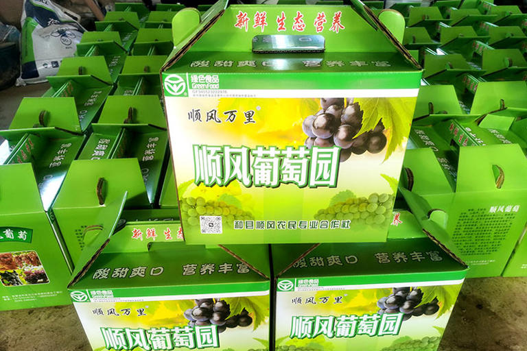 葡萄分拣装盒。