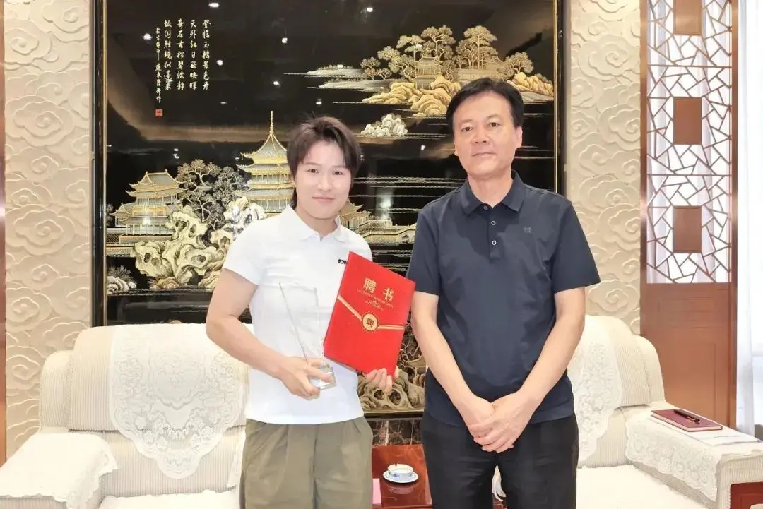 张伟丽的新身份！