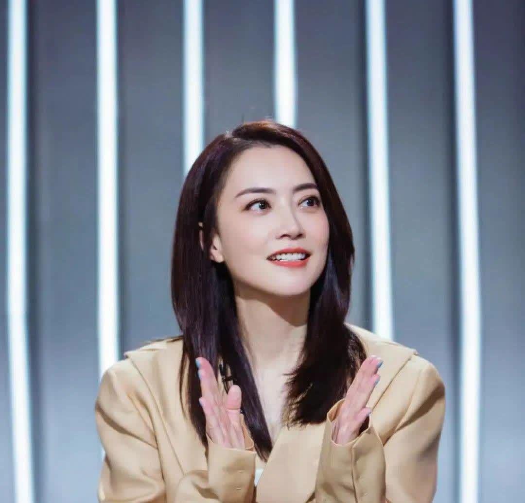 做谢霆锋背后女人23年，赴美生子，如今53岁和女儿同框成人生赢家