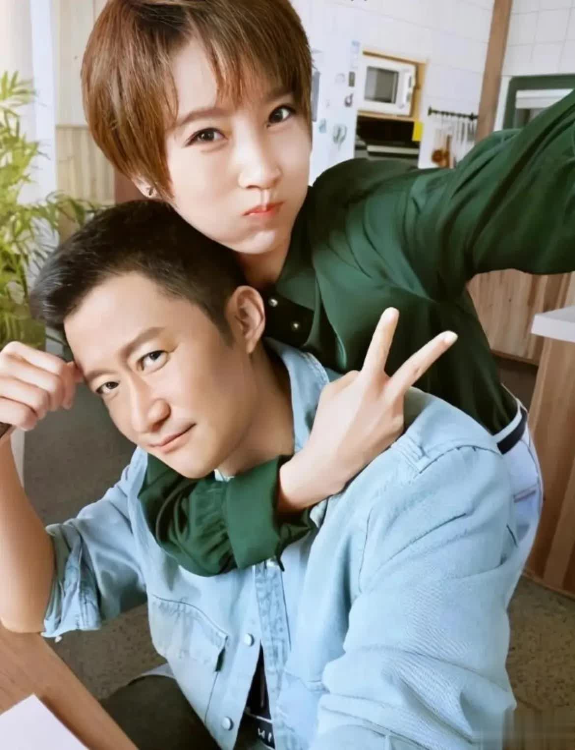 谢楠晒五年级儿子肌肉照：“迷你战狼”育儿是励志还是内卷？