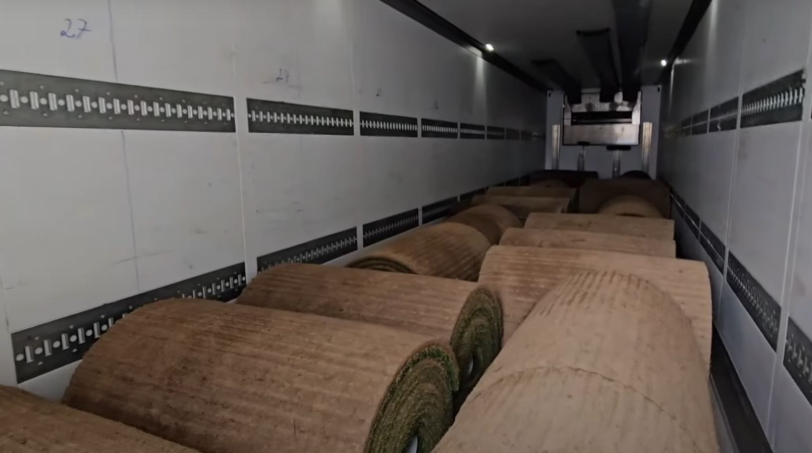 世体：诺坎普球场开启草皮铺设工作，草皮此前曾被短暂移除