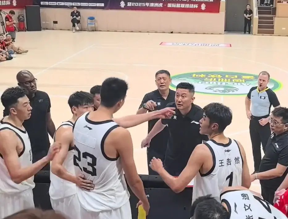 手指着杜锋回击！赛后，徐昕主动向杜锋道歉