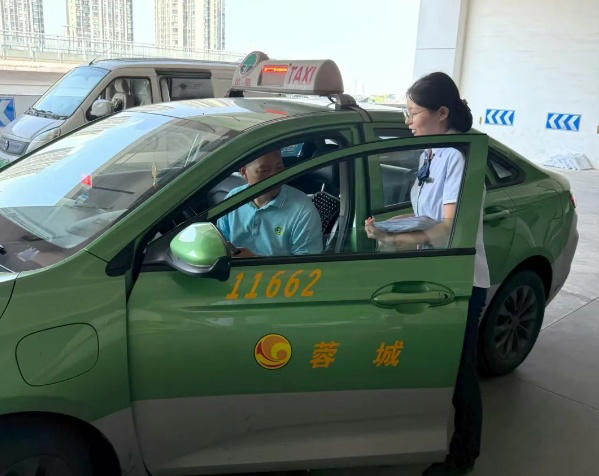 成都银行工作人员上门为出租车司机发放服务网点信息表