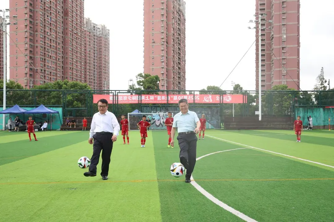 “拾”帆再启 “杨”梦少年，2025第10届“白洋淀杯”上海国际少年足球赛开幕