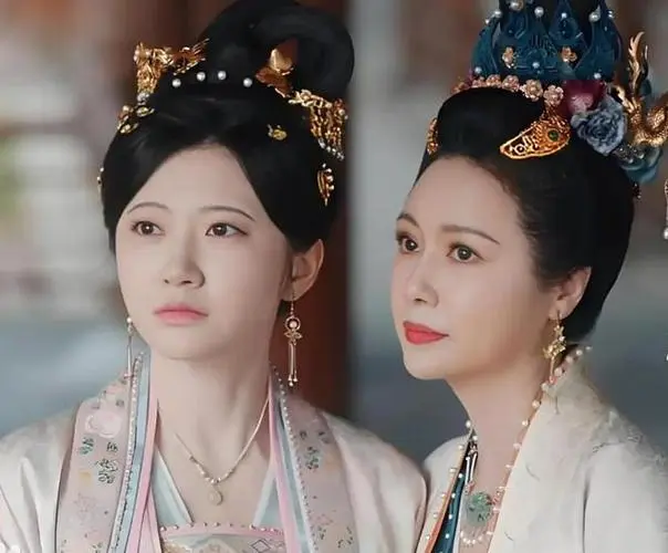 《朝雪录》8位妈妈辈半老徐娘风韵犹存，年轻时超美，不输李兰迪