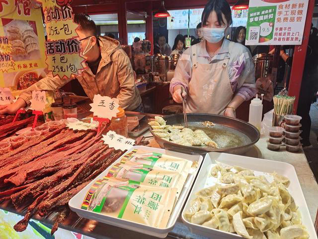 麒麟区益宁街道：“白+黑”绘就烟火经济新图景