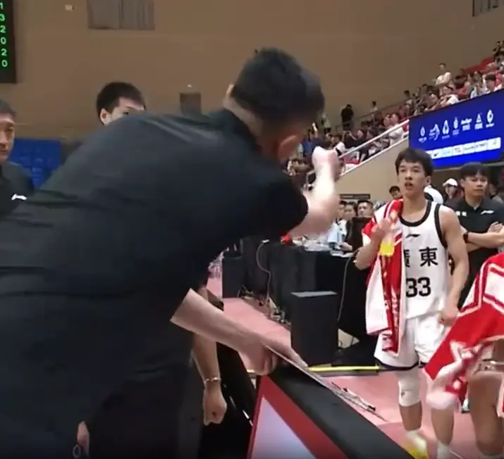 孤勇者！徐昕顶撞杜锋真因曝光 杜锋太不地道 网友支招徐昕申请交易