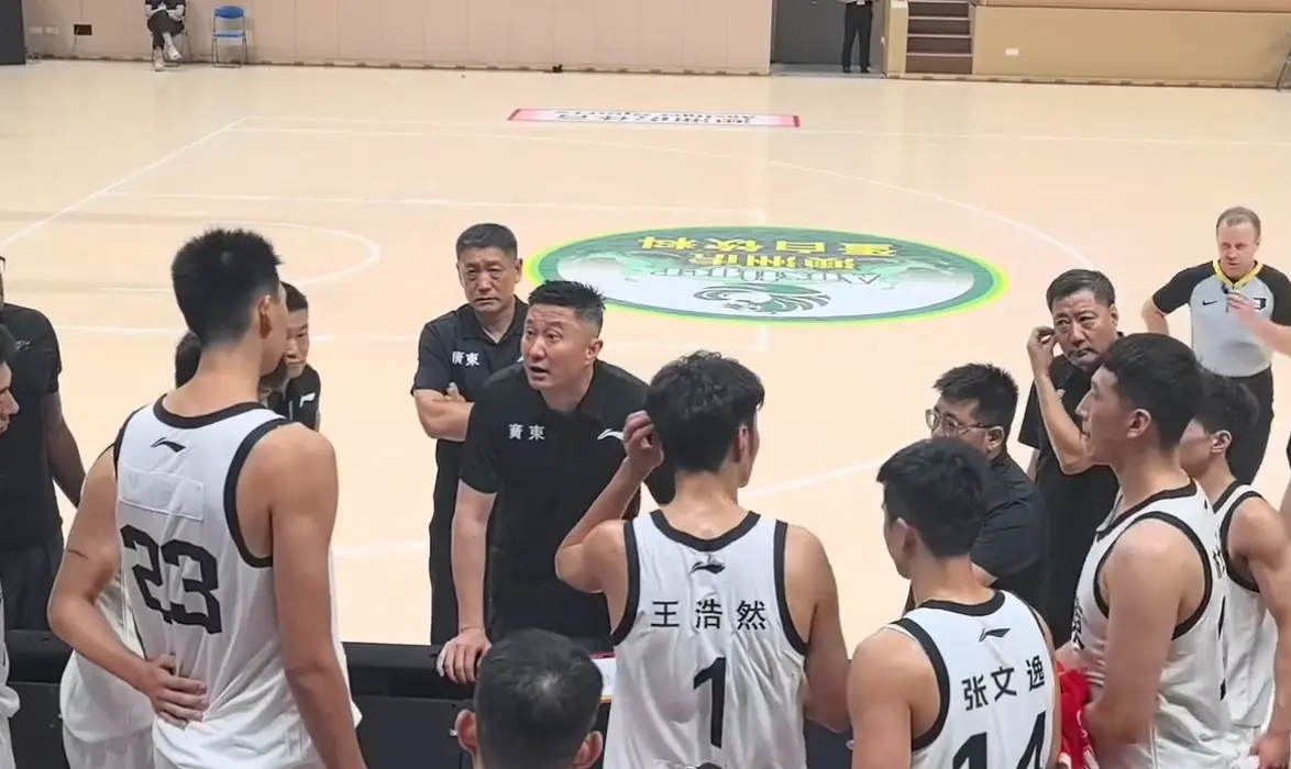 手指着杜锋回击！赛后，徐昕主动向杜锋道歉