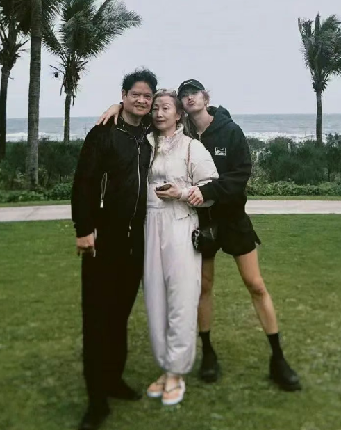 31岁王嘉尔搂父母合影笑容灿烂，击剑冠军老爸帅气十足，网友直呼：基因太逆天了！