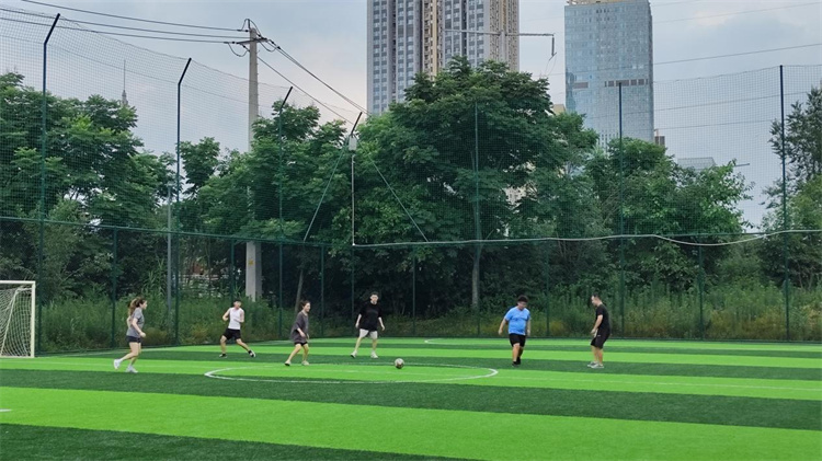 足球爱好者一起踢球。受访者供图