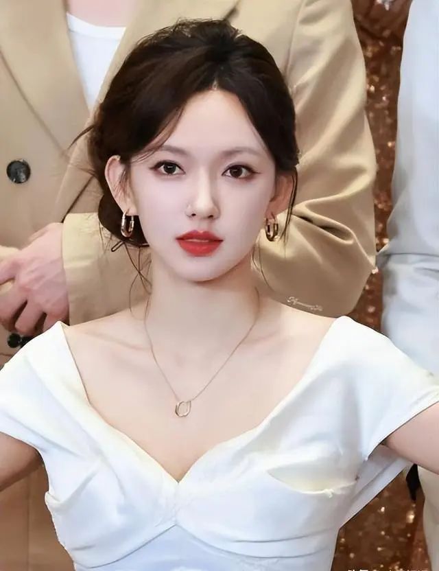 程潇不瞒了！自曝患双相情感障碍，梁朝伟日本产子传闻真相大白金刚芭比终于掀开心伤！一个娃娃脸配上火辣身材，被誉为"金刚芭比"的程潇，表面光鲜亮丽，背后却藏着不为人知的精神创伤！更要命的是，还被卷入与已婚男星梁朝伟的"地下恋情"传闻，甚至传出两