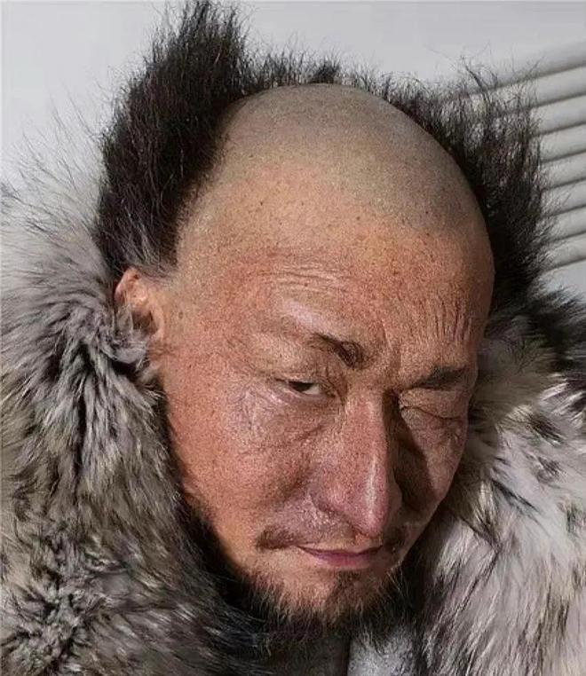 71岁成龙与67岁梁家辉罕见同框！一个伤病缠身，一个大哥风范