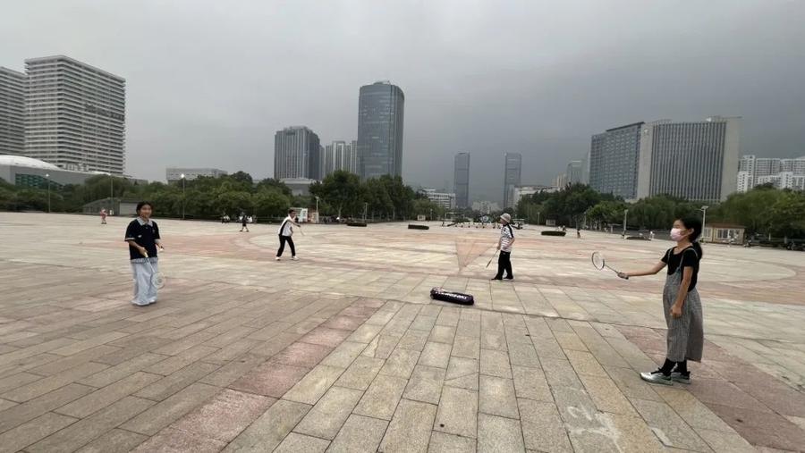 济南高新一实验7年级5班开展羽毛球活动燃动假期，青春飞扬。