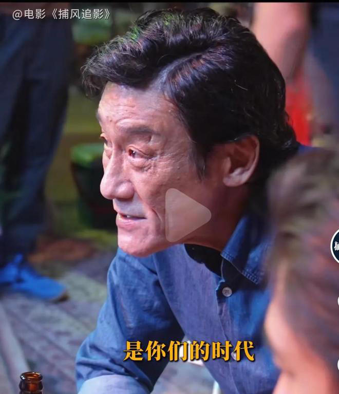 71岁成龙与67岁梁家辉罕见同框！一个伤病缠身，一个大哥风范