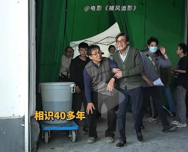 71岁成龙与67岁梁家辉罕见同框！一个伤病缠身，一个大哥风范