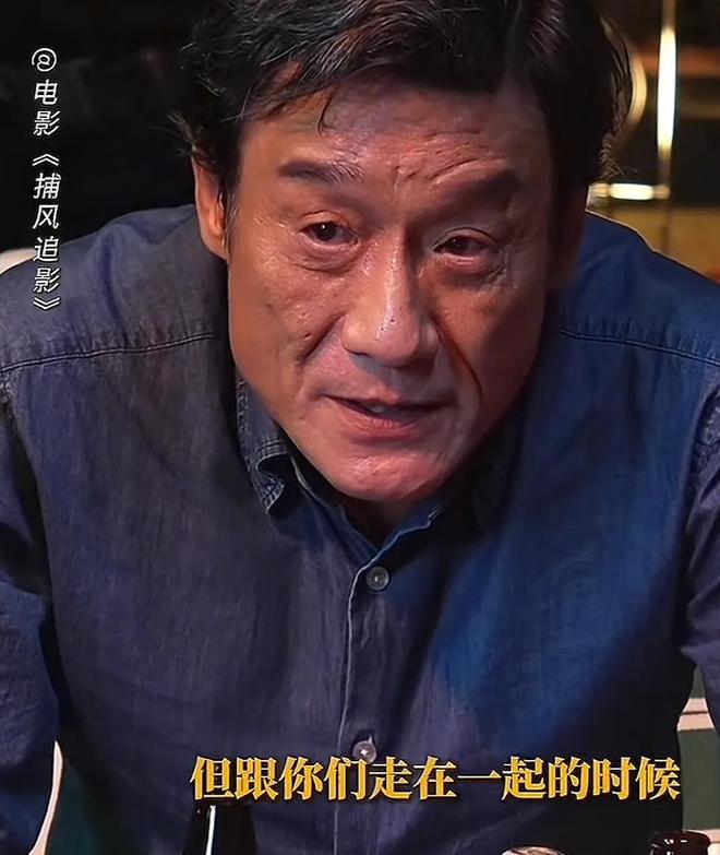 71岁成龙与67岁梁家辉罕见同框！一个伤病缠身，一个大哥风范