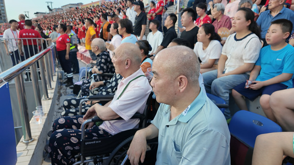 老人们正在看比赛。光大百龄帮供图
