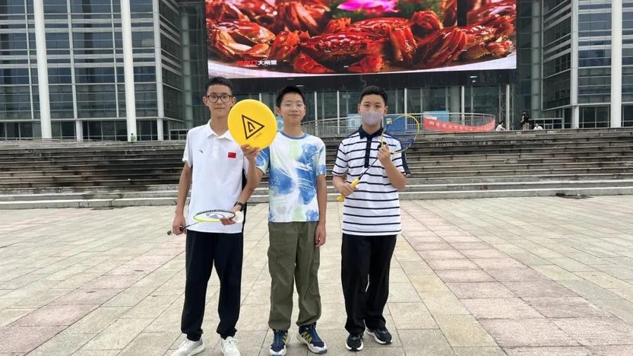 济南高新一实验7年级5班开展羽毛球活动燃动假期，青春飞扬。