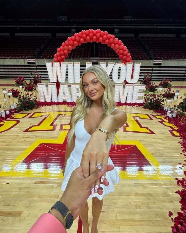 恭喜哈利伯顿！穿保护靴向女友琼斯求婚成功 杜兰特为他点赞