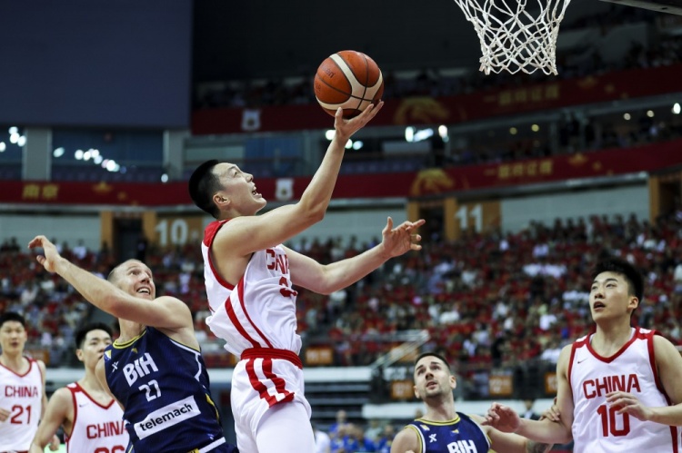 🏀热身赛-胡金秋16+6 雷蒙12分 中国男篮27失误涉险再胜波黑！