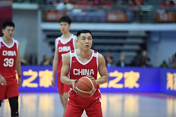 中国男篮险胜波黑 四连胜结束国内全部热身赛