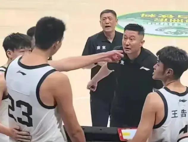 正式道歉！朱八续约2米26高塔，广东内讧解决，杜锋大度鼓励徐昕