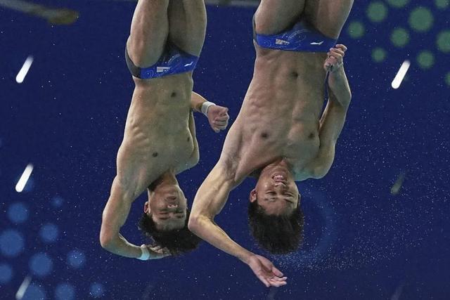 最后一跳定乾坤！程子龙、朱子锋组合双人10米台逆转夺金！