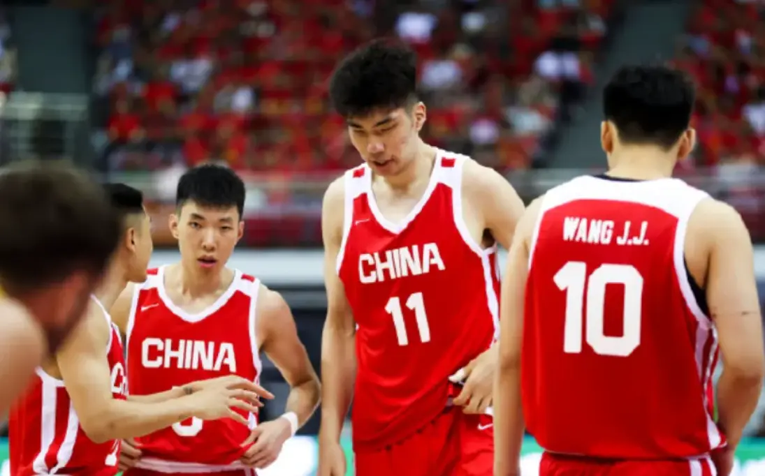 27次失误还能赢？中国男篮打出丑陋一战，带14名球员出发