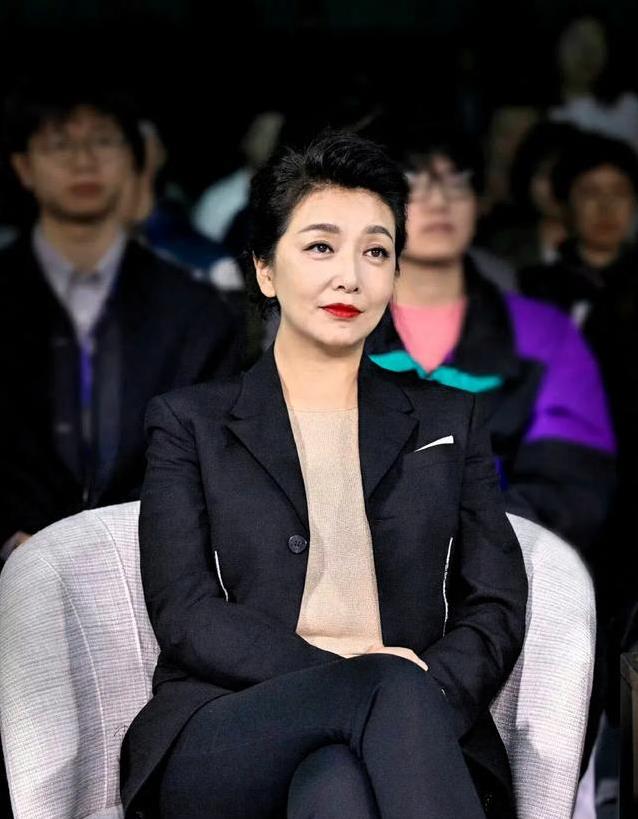 57岁江珊近照火爆全网，真实不做作，她靠啥圈粉三十年？