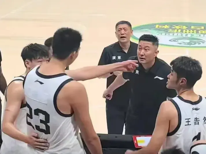 2度犯错！杜锋怒批徐昕原因找到，拒绝传球给杨溢，篮下1打2失败