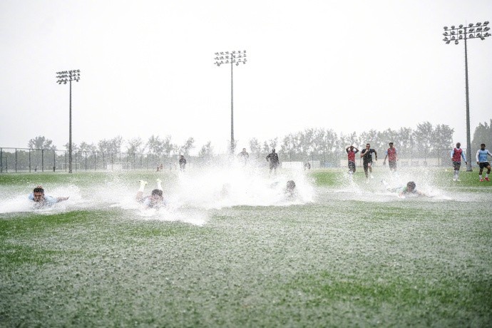 邂逅大雨中的“浪漫”🌧️⚽️不惧台风影响，申花大雨中训练