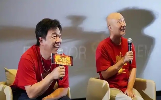 电影《戏台》超前观影会上，71岁的陈佩斯以导演身份开启“毒舌模式”：夸黄渤时化身“夸夸群群主”，点评儿子陈大愚却连甩三个“确实是一般”，瞬间引爆热搜。网友辣评：“陈家祖传的‘打压式鼓励’，黄渤听了笑出声，陈大愚听了想‘躺平’！” 观影会