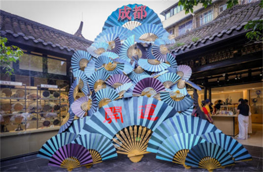 博物馆内的扇子。张越供图