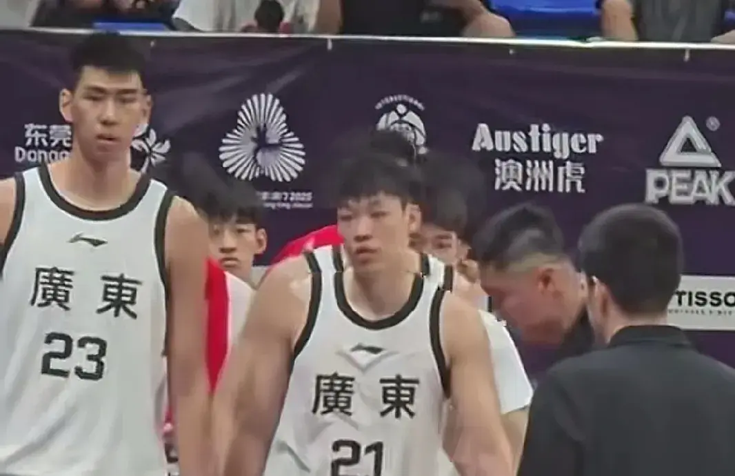 2度犯错！杜锋怒批徐昕原因找到，拒绝传球给杨溢，篮下1打2失败