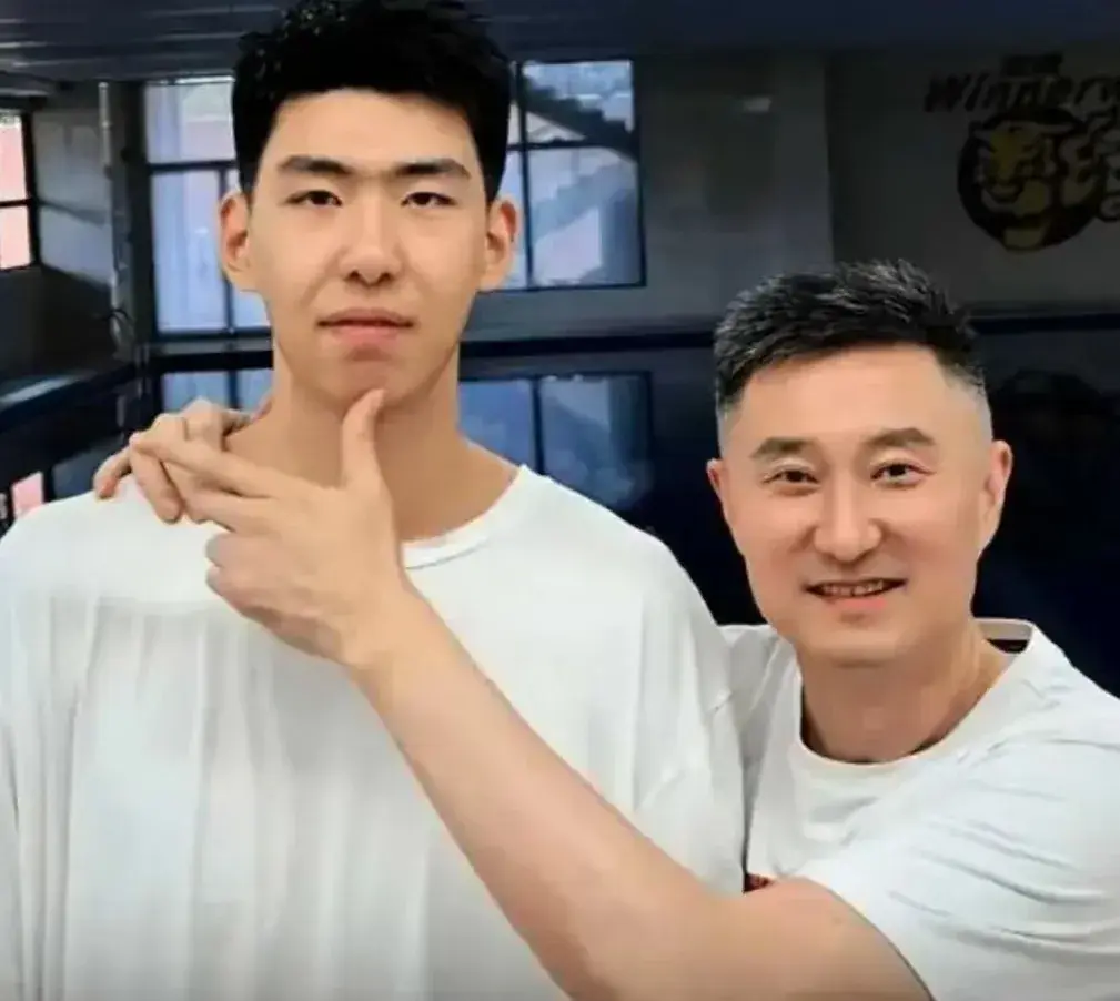 2度犯错！杜锋怒批徐昕原因找到，拒绝传球给杨溢，篮下1打2失败