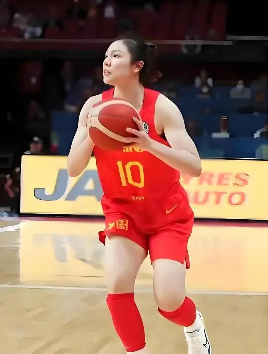 中国女篮的 “反差萌” 排行榜颁奖，张茹绝对能拿着奖杯绕场三圈