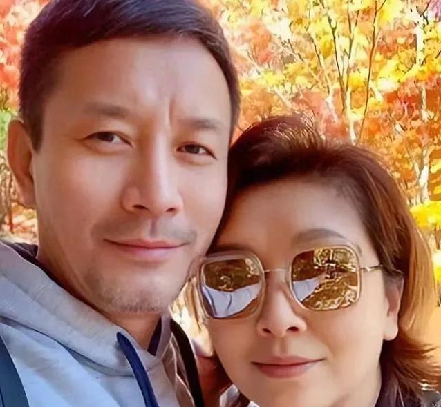 57岁江珊近照火爆全网，真实不做作，她靠啥圈粉三十年？