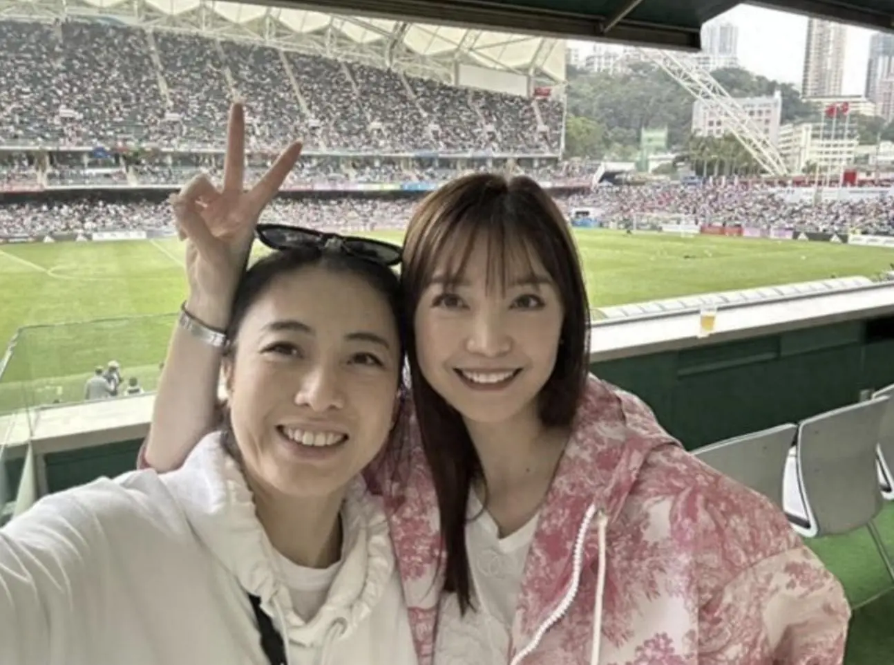 甘比带女儿看球赛，16岁刘秀桦打扮成熟像成人，林建岳女友也在场