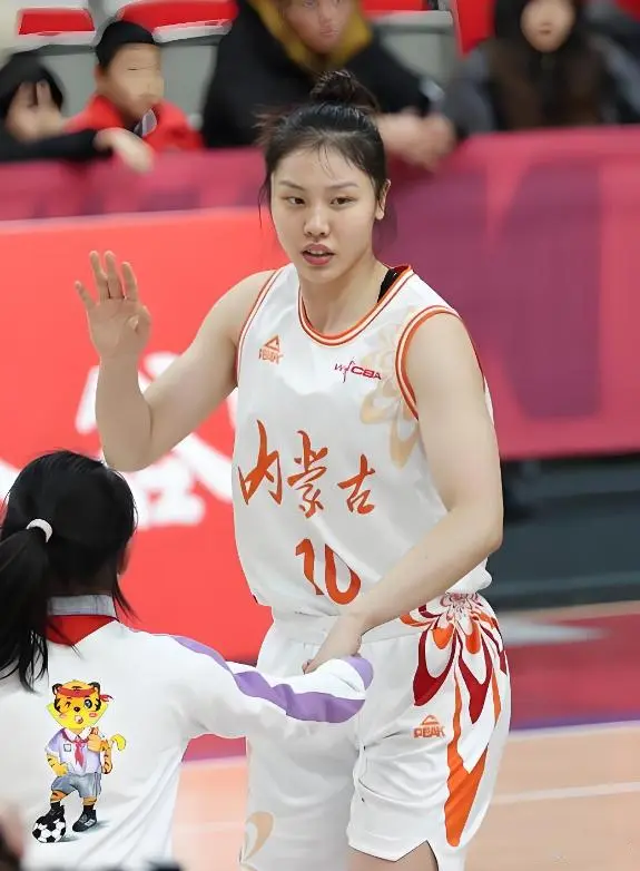 中国女篮的 “反差萌” 排行榜颁奖，张茹绝对能拿着奖杯绕场三圈