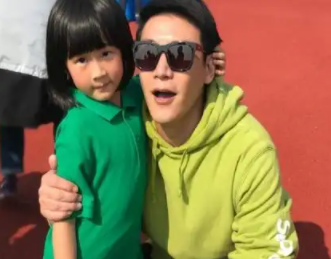 陆毅女儿餐厅吃饭照曝光，颜值出众气质超好，网友感叹：这才是真正的“富养”