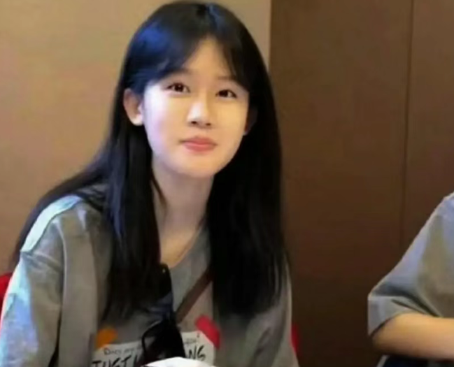 在这个吃瓜的时代，明星们的生活总是备受瞩目，尤其是他们的育儿经，更是成为大众津津乐道的话题。 演员陆毅和鲍蕾夫妇因为女儿冲上了热搜，原因是他们的大女儿小贝儿在餐厅吃饭的视频在网上流传后，大家都被小贝儿如今的状态给惊艳到了！  小贝儿现身某