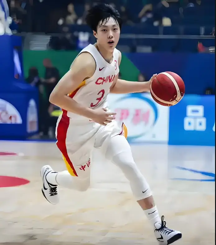 郭士强指导绝对能把 “悬念制造大师” 的奖杯焊在教练席上