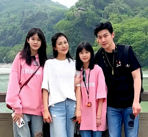 陆毅女儿餐厅吃饭照曝光，颜值出众气质超好，网友感叹：这才是真正的“富养”
