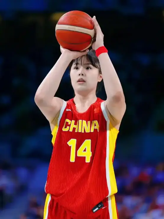 李月汝海外囧事大全：2 米 01 巨汉怕蟑螂，赛场上却能撞飞对手