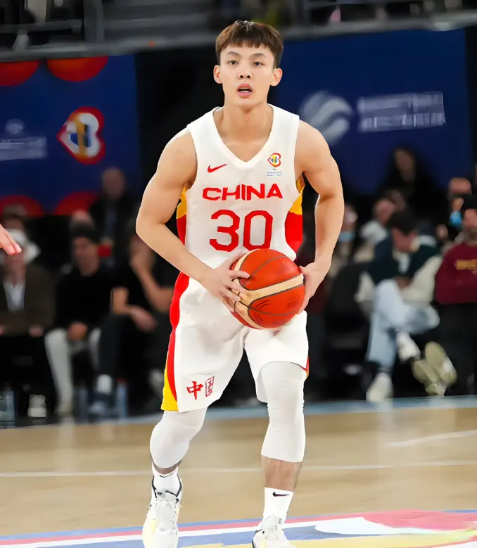 郭士强指导绝对能把 “悬念制造大师” 的奖杯焊在教练席上
