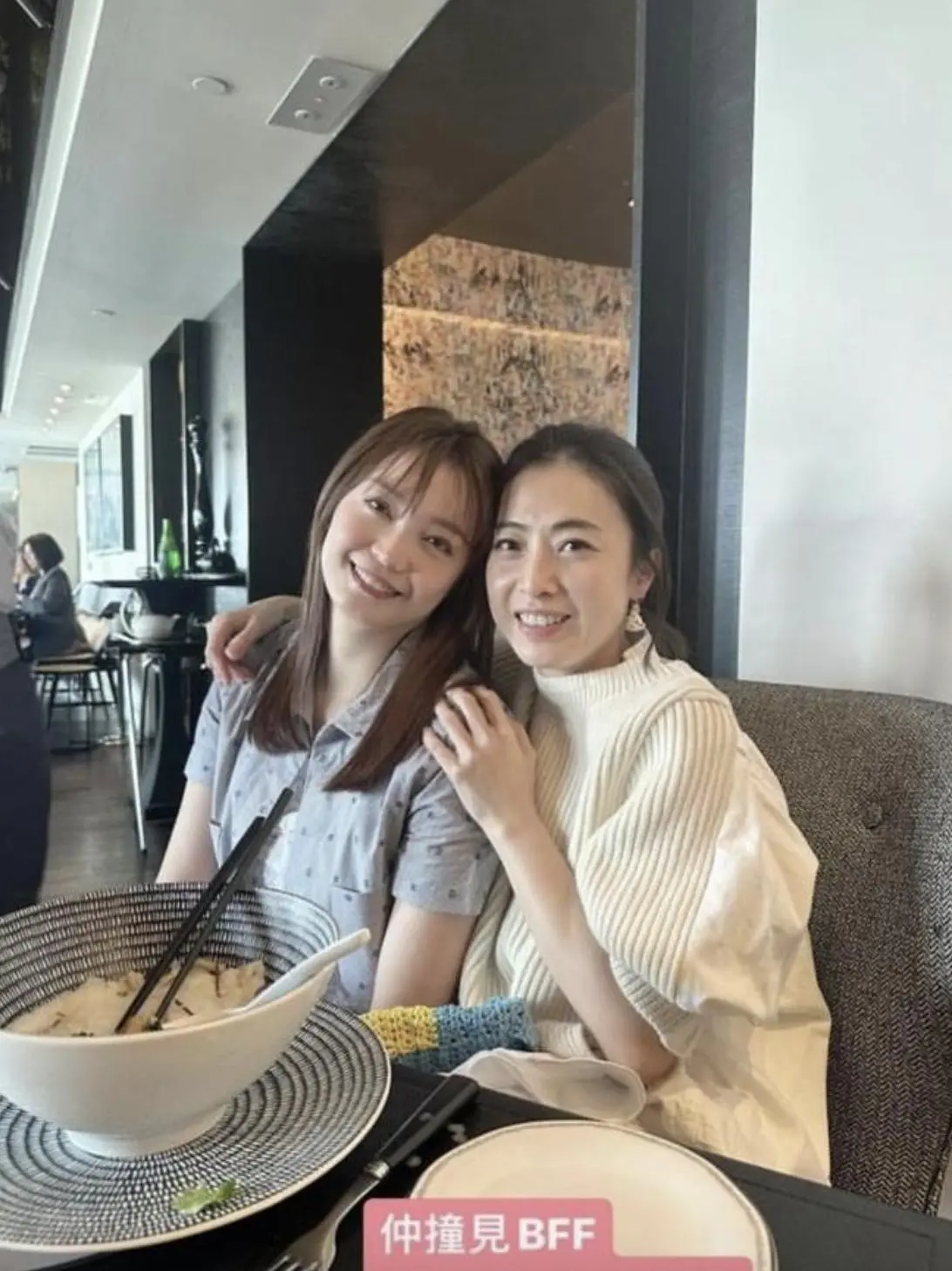 甘比带女儿看球赛，16岁刘秀桦打扮成熟像成人，林建岳女友也在场