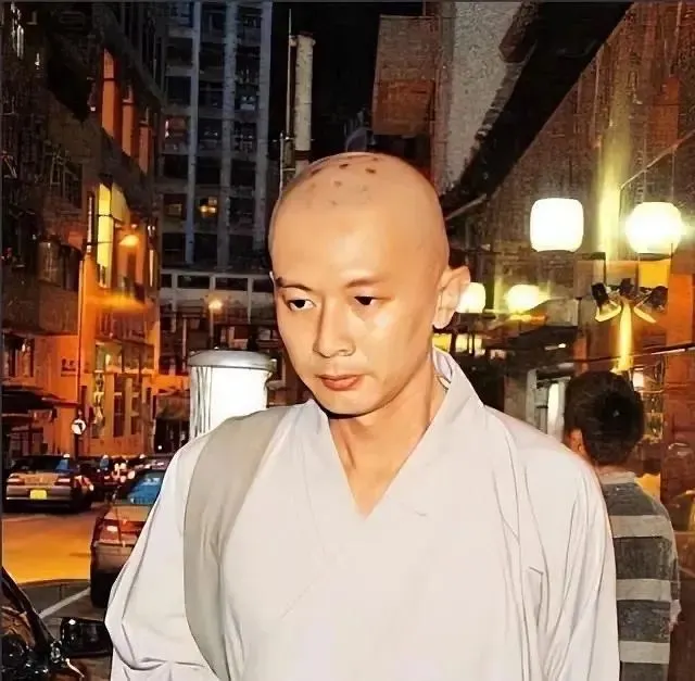 他被称为“最帅林平之”，也被称为《鉴证实录》里“最强意难平”；他是香港百亿家族的继承人，靠自己的本事缔造了专属于自己的商业帝国，却在最巅峰的时候说出了“除了钱，我一无所有”的感慨，并在黄金年龄出家为僧......  1967年11月15日